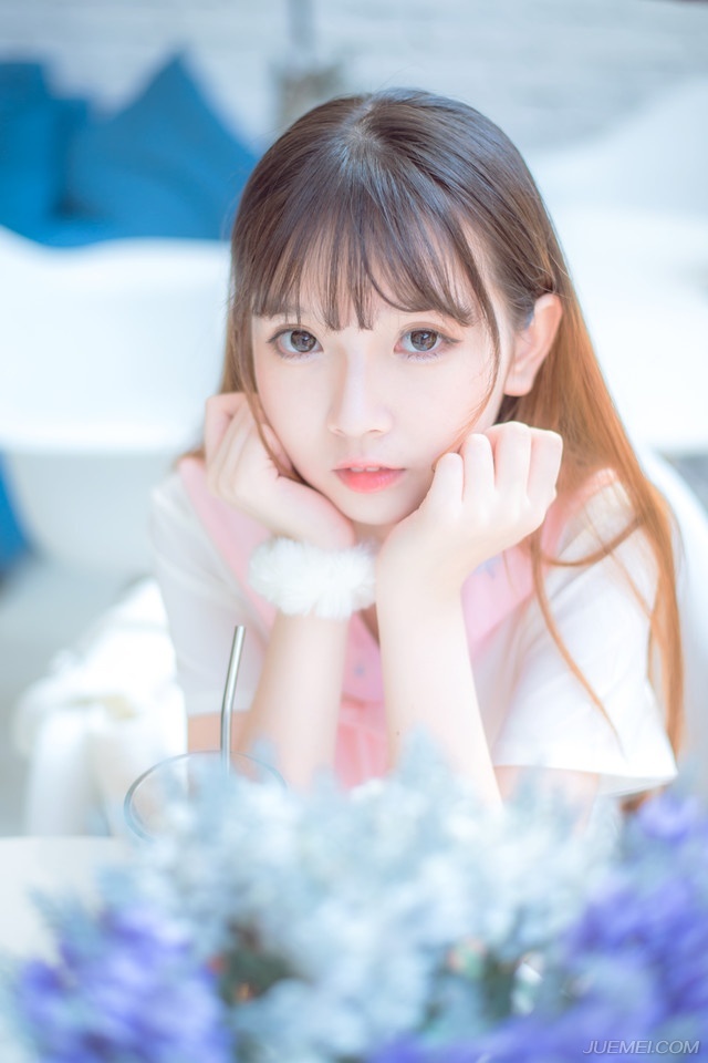 面对人生，与其防守，不如进攻，等待着别人为我们提供意义及价值上的安全感，不如自己去追寻———拿人生去冒险更为合理，就像与其我们等待一个爱人找我们，不如我们主动去找他们。被追求的苦恼在于，追求我们的人，多半不是我们所愿意的，我们可以去追求我们认为理想的人。坐等一切来临更像植物。——韩寒《所有人问所有人》